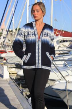 Le cardigan péruvien a un design classique avec une touche moderne, ce qui le rend polyvalent pour de nombreuses occasions.