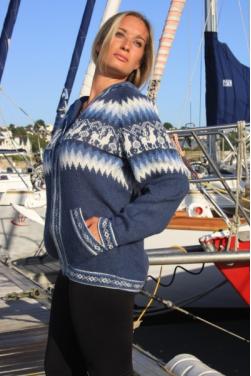 Le cardigan péruvien a un design classique avec une touche moderne et polyvalent pour de nombreuses occasions.