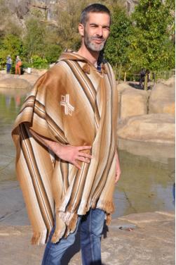 Poncho péruvien homme en laine naturelle d'alpaga, couleur vigogne