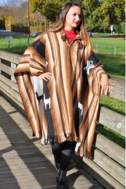 Poncho avec capuche en laine.