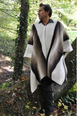 Poncho en fine fibre d'alpaga couleur blanc crème