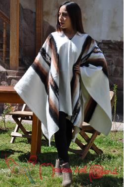 Poncho en laine d'alpaga blanc des Andes.