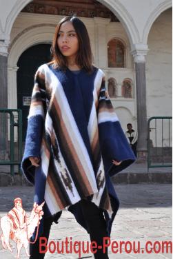 Poncho en laine d'alpaga bleu marine.