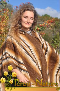Poncho en laine d'alpaga marron.