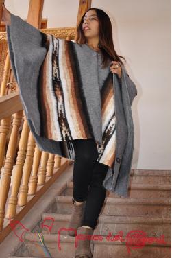 Poncho en laine d'alpaga gris anthracite.