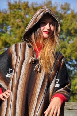 Magnifique poncho péruvien.en fibre d'alpaga