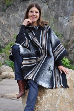 Authentique poncho Tawantinsuyo.