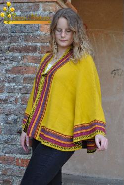 Cape femme jaune soleil des Andes en laine d'alpaga