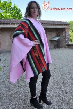 Poncho en laine d'alpaga rose des Andes.