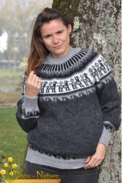 Pull-over femme entièrement tricoté main.