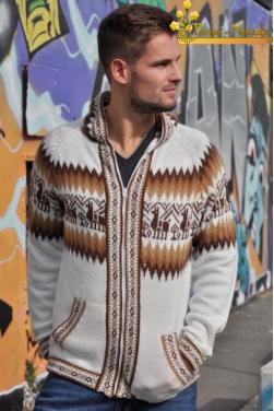 Cardigan en alpaga blanc, motifs lamas, chaleur et style andin.